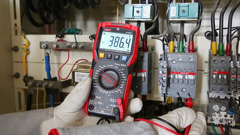 UT89XE-Voltage-Measurement.webp